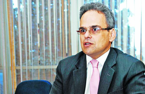 Maur&iacute;cio Habice, auxiliar do Juizado Especial C&iacute;vel, diz que exposi&ccedil;&atilde;o alheia no Facebook pode gerar processo ( Antonio Trivelin/ Gazeta de Piracicaba )