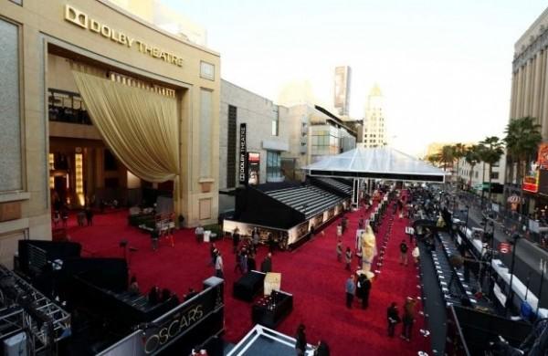 O Dolby Theatre, em Los Angeles, recebe os &uacute;ltimos preparativos para a cerim&ocirc;nia do Oscar 2015 ( Divulgação)