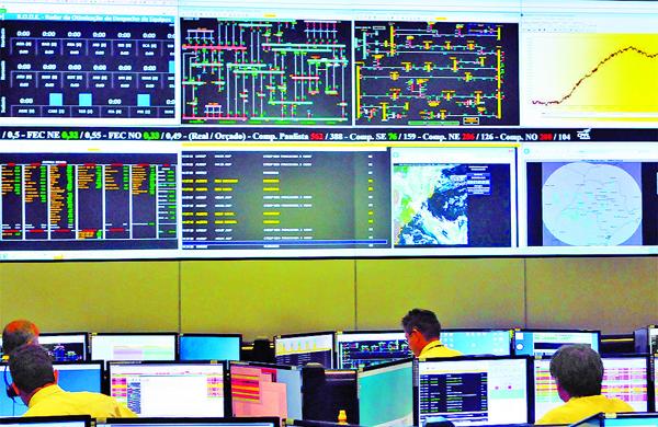 Central de monitoramento da CPFL: companhia investe para melhorar e fortalecer a rede, mas o problema est&aacute; na crise h&iacute;drica que afeta a gera&ccedil;&atilde;o ( César Rodrigues/ AAN)