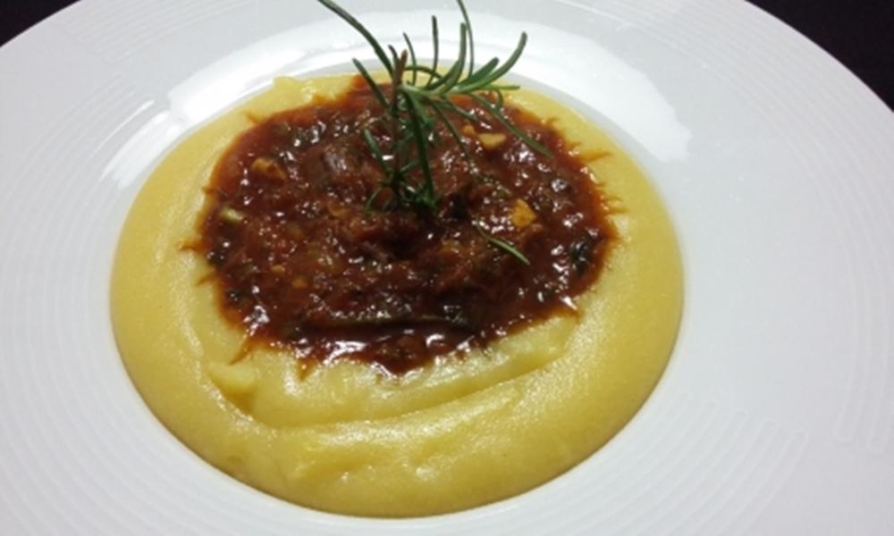 Polenta cremosa acompanhada de ragu de m&uacute;sculo ( Divulgação)