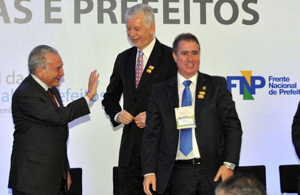 O vice presidente Michel Temer (PMDB) (&agrave; esq.) e o prefeito de Campinas, Jonas Donizette (PSB) (&agrave; frente) ( Carlos Sousa Ramos/ AAN)