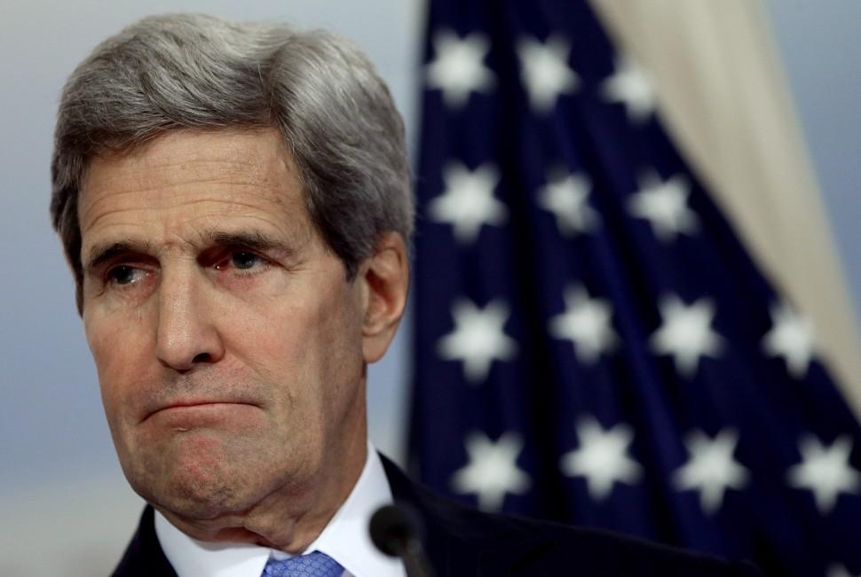 O secret&aacute;rio de Estado americano, John Kerry, lan&ccedil;ou um pedido urgente &agrave; comunidade internacional para que apoiem o combate contra o Ebola (WIN MCNAMEE/ AFP)