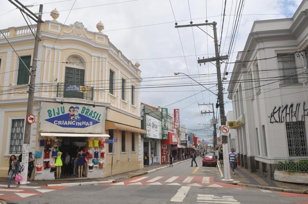 Polui&ccedil;&atilde;o visual gerada pelo com&eacute;rcio descaracteriza a arquitetura na Rua Floriano Peixoto ( César Rodrigues/ AAN)