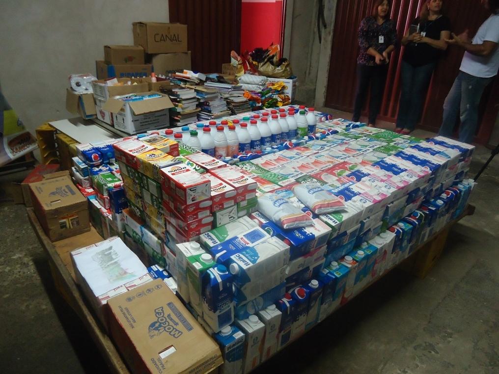 Foram arrecadados leite, livros e materiais de limpeza e higiene ( Divulgação)