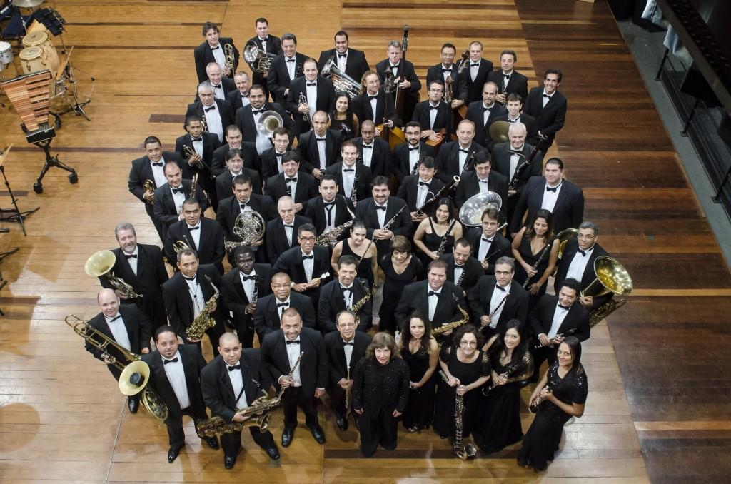 Os integrantes da Banda Sinf&ocirc;nica do Estado de S&atilde;o Paulo junto com o maestro Marcos Sadao Shirakawa (Gerardo Lazzarini)