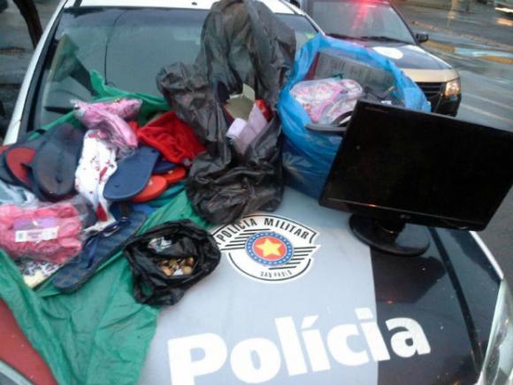 Calcinhas e chinelos recuperados pela Pol&iacute;cia Militar de Laranjal Paulista ( Divulgação)