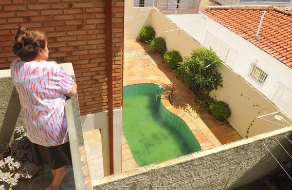 Piscina sem tratamento adequado em casa fechada h&aacute; dois anos no Jardim Chapad&atilde;o em Campinas  ( César Rodrigues/ AAN)