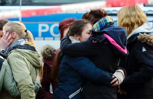 Jovens em frente &agrave; escola em Haltern am See, oeste da Alemanha, de onde algumas das v&iacute;timas do acidente de avi&atilde;o da Germanwings veio; dezesseis adolescentes alem&atilde;es e dois professores em uma viagem de interc&acirc;mbio escolar est&atilde;o entre os 150 mortos no acidente de avi&atilde;o nos Alpes franceses (Sascha Schuermann)