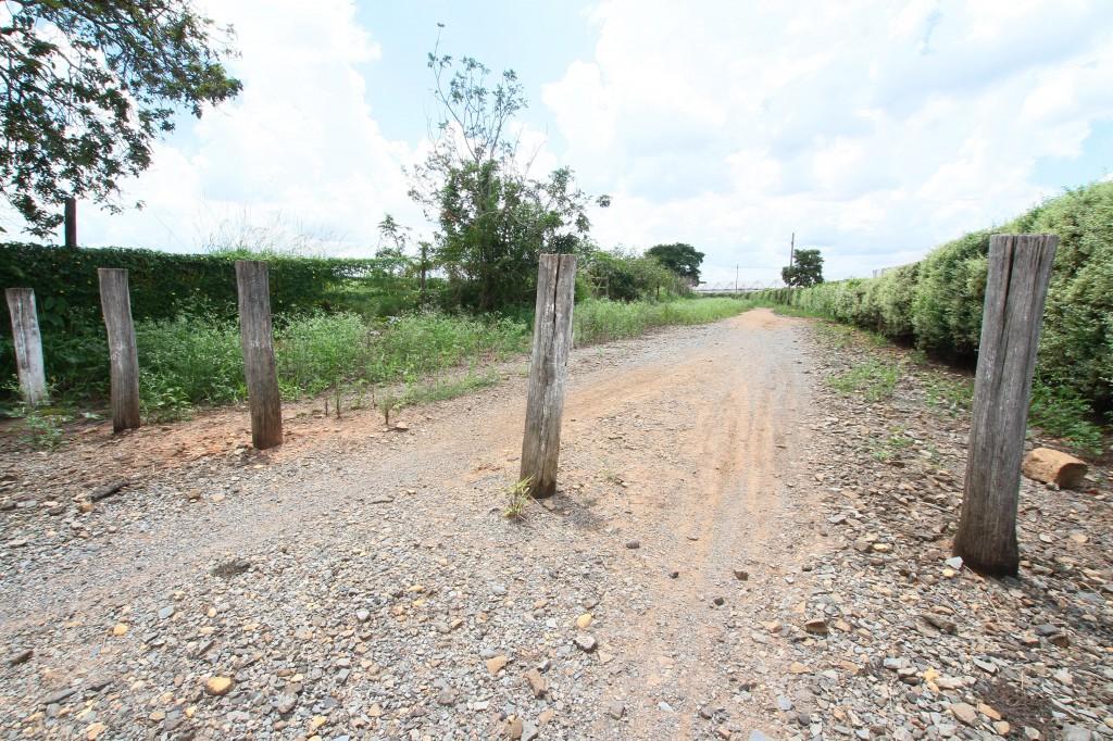 Estrada rural HBR-358 teria sido fechada h&aacute; seis anos; moradores acusam antiga produtora, que se defende e diz que bloqueio foi da Prefeitura ( Janaína Ribeiro/ Especial a AAN )