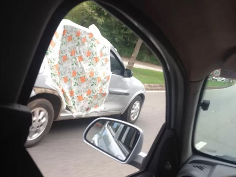 Motorista que trafegavam pela Avenida Dom Aguirre se surpreenderam com o carro sem porta ( Divulgação)