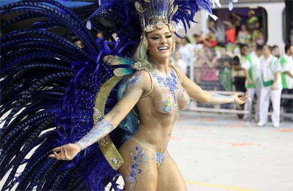 A musa Juju Salimeni &eacute; uma das principais passistas da Mancha Verde no Carnaval de S&atilde;o Paulo (France Press)