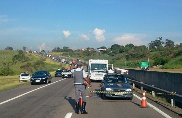 Dupla caminha pela faixa central da rodovia congestionada e dispara 11 tiros contra carro (Dorinaldo Oliveira/ Correio Popular)