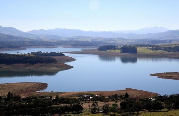 Vista da represa Jaguari-Jacare&iacute; em Bragan&ccedil;a Paulista (AE)