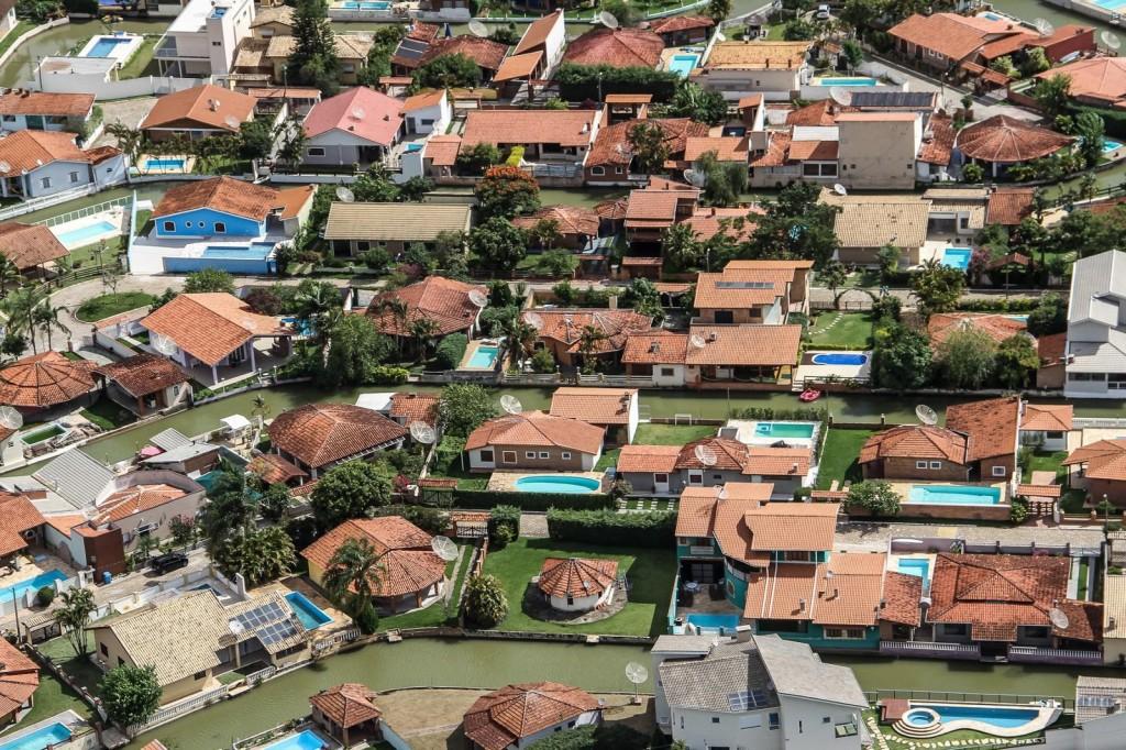 Condom&iacute;nio usa &aacute;gua do Rio Cachoeirinha, afluente do Atibaia, para criar cen&aacute;rio parecido com Veneza (Ninja Mídia/ Reprodução)