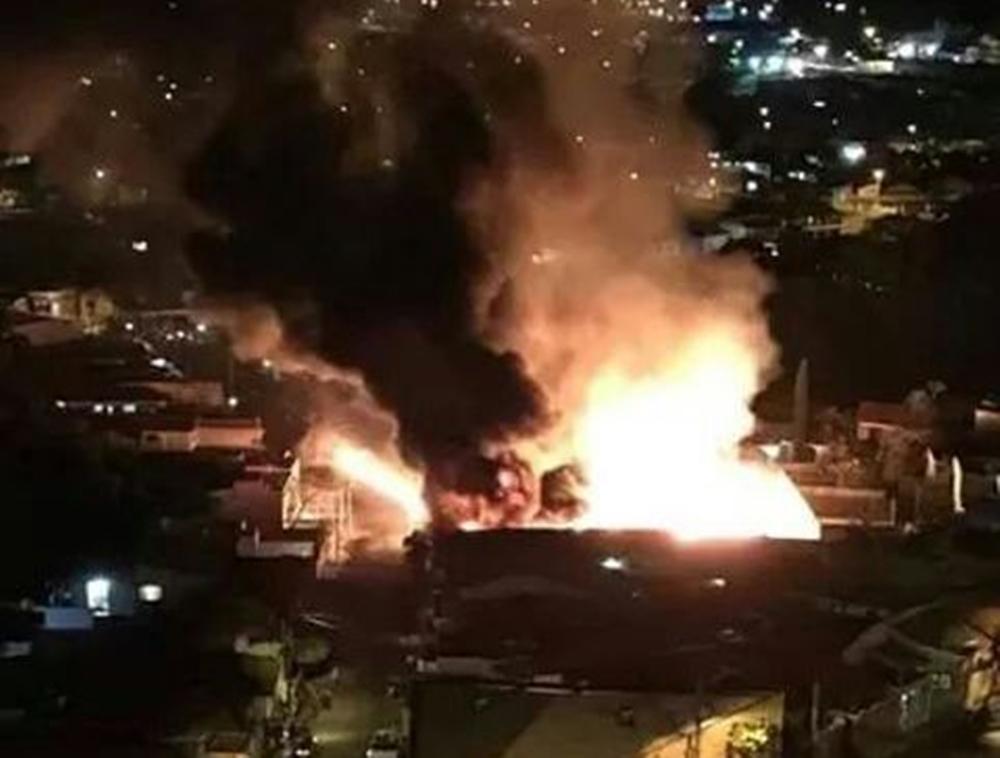 Fogo atingiu duas ind&uacute;strias no bairro Santa Terezinhar
 (Corpo de Bombeiros/Divulgação)