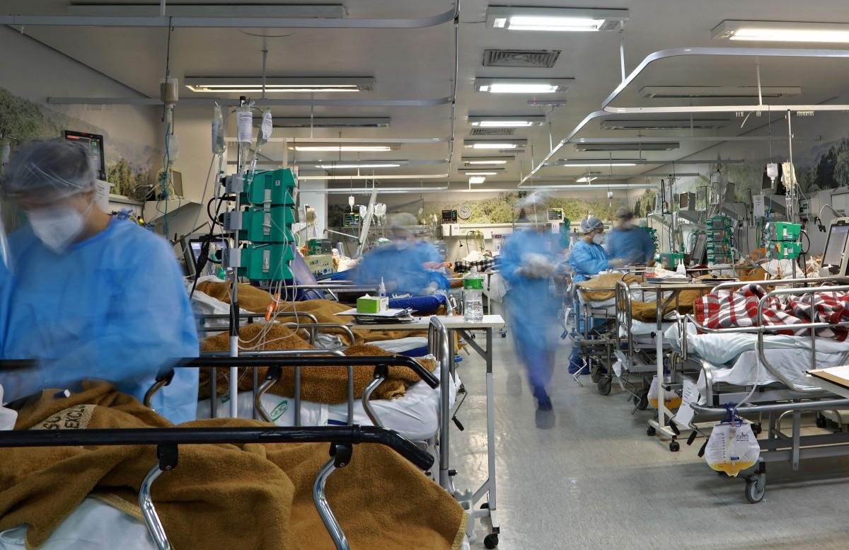Dez pacientes que estavam internados na UPA de Ermelino Matarazzo, na zona leste de São Paulo, com sintomas de covid-19, precisaram ser transferidos na noite desta sexta-feira, 19, por falta de oxigênio (AFP)