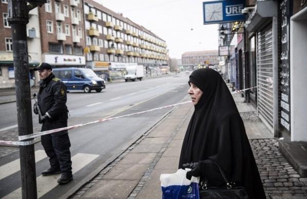 Policial patrulha &aacute;rea onde aconteceu o ataque na Dinamarca (France Press)