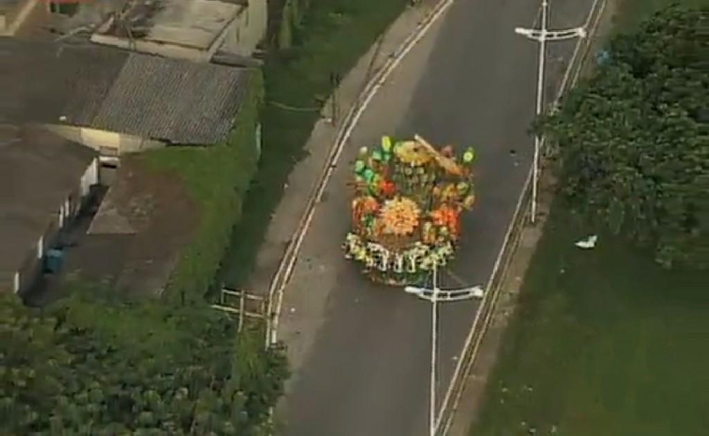 Ap&oacute;s o acidente com o carro aleg&oacute;rico, que pela manh&atilde; ainda estava no local do acidente, o Carnaval na cidade foi cancelado (Captura de vídeo)