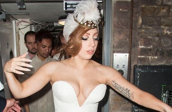 lady Gaga durante as filmagens do clipe onde conheceu o ator Taylor Kinney ( Divulgação)