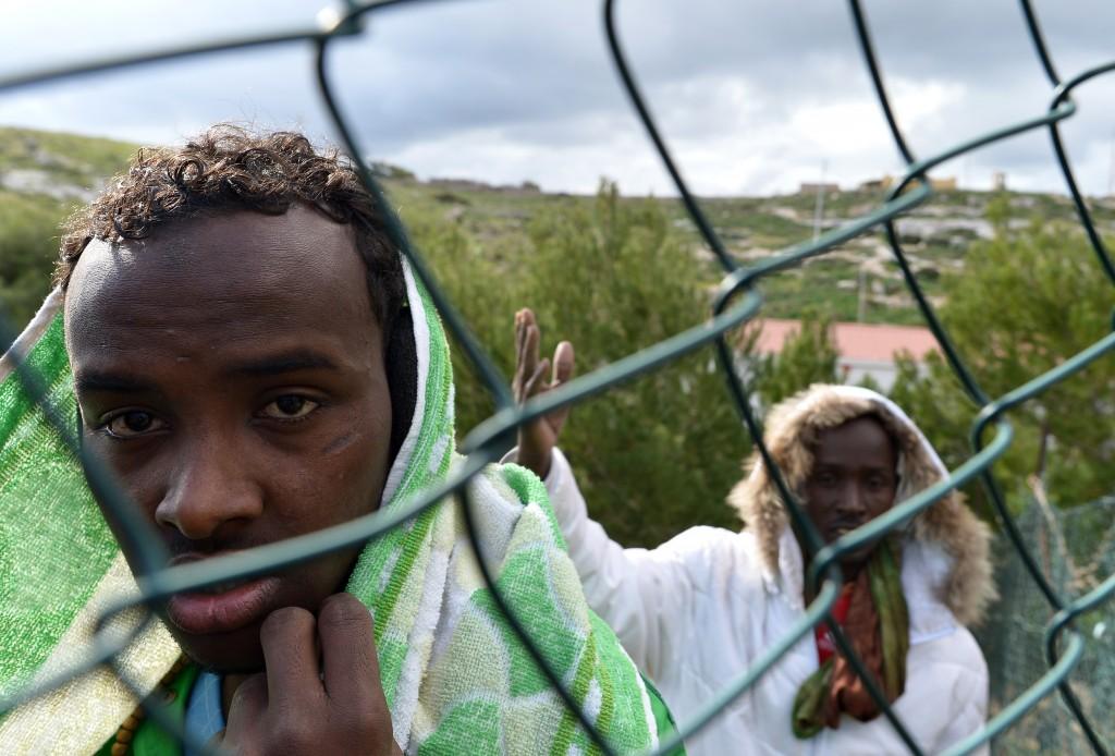 Refugiados da L&iacute;bia chegam &aacute; It&aacute;lia (France Press)