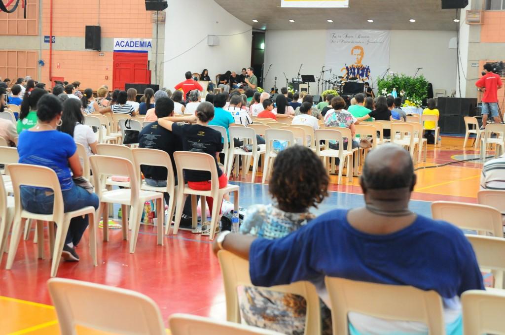 Cat&oacute;licos se ajeitam no audit&oacute;rio e acompanham a prega&ccedil;&atilde;o religiosa  (Elcio Alves/ AAN)
