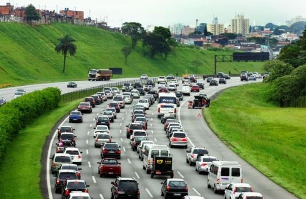 Lentid&atilde;o na Rio-Santos encontra-se maior entre o km 198 e 193 km - no in&iacute;cio da praia ( Divulgação)