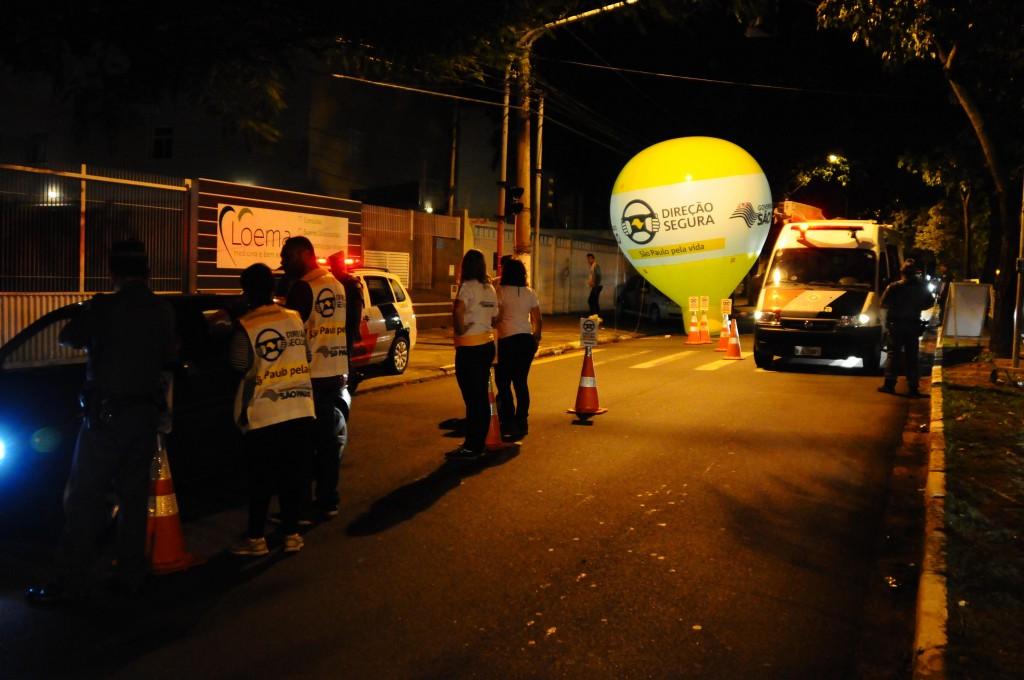 Uma das blitze da Lei Seca foi feita na entrada do distrito de Bar&atilde;o Geraldo (Elcio Alves/ AAN)