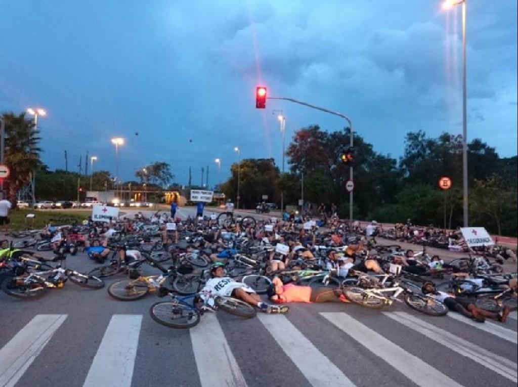 Em raz&atilde;o do roubo, cerca de 120 ciclistas fizeram um protesto na Avenida Dom Aguirre, no dia 10   ( Divulgação)
