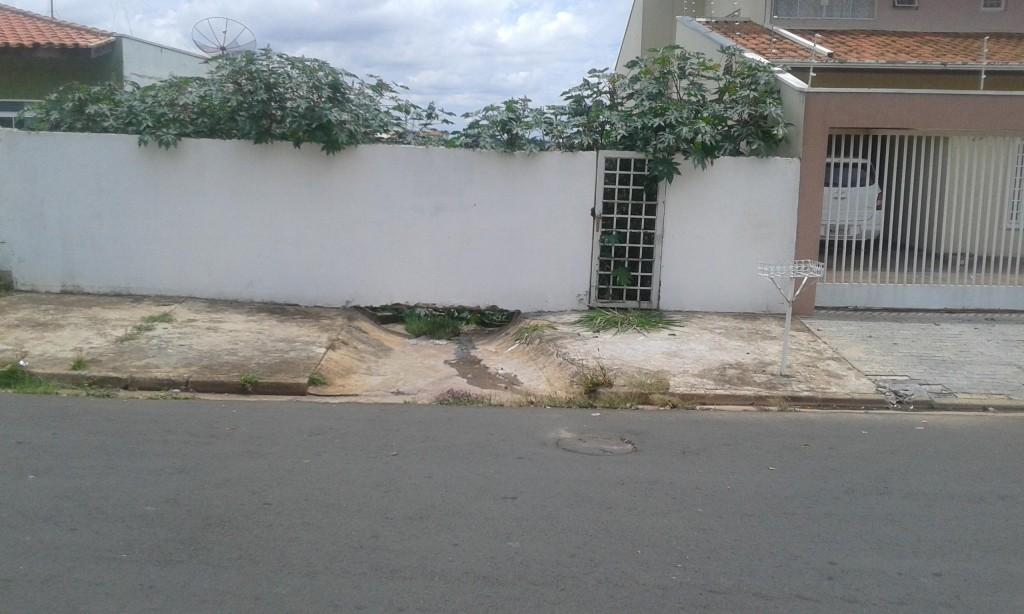 O nível rebaixado da calçada facilita o escoamento da água: improviso compensa a falta de infraestrutura ( Divulgação)