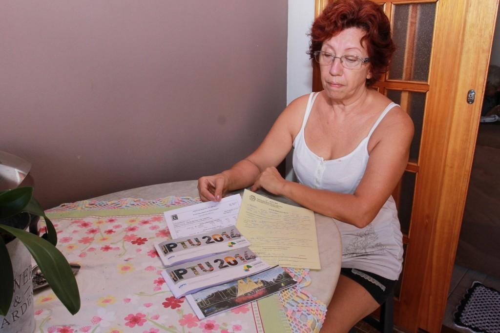 Maria Cristina de Mello, t&eacute;cnica em RH, que h&aacute; quatro anos procura acertar a documenta&ccedil;&atilde;o da casa onde mora, na Vila Uni&atilde;o: paci&ecirc;ncia  (Camila Moreira/ AAN)