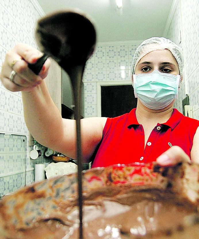 Supermercados e produtores artesanais, como a chef Michaela Furnaletto, têm vendido basicamente ovos de chocolate pequenos nesta Páscoa (Diogo Zacarias/ Correio Popular)