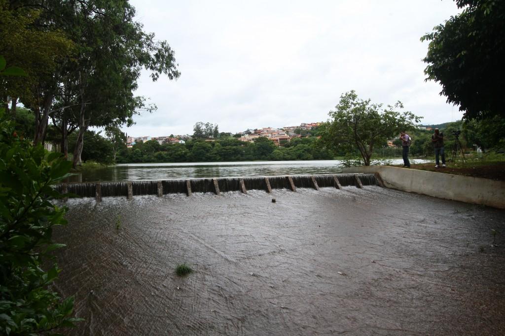 &Aacute;gua transborda na Figueiras, que comporta 100 milh&otilde;es de litros ( Janaína Ribeiro/ ANN )