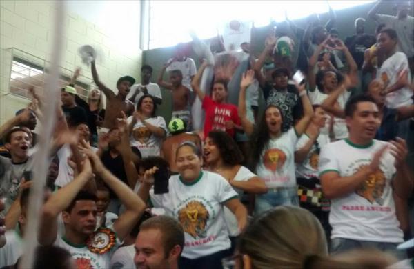 Integrantes da Escola de Samba Le&otilde;es da Vila Padre Anchieta comemoram conquista do Carnaval campineiro (Luciana Félix/ AAN )