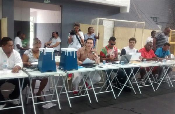 Jurados le&ecirc;m as puni&ccedil;&otilde;es para cada Escola de Samba que desfilou em Campinas durante o Carnaval (Luciana Félix/AAN )