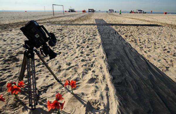 ONG Rio da Paz presta homenagem ao cinegrafista Santiago Andrade na praia de Copacabana (Agência Brasil)