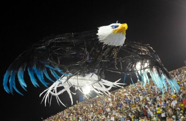 No enredo sobre o anivers&aacute;rio do Rio, a Portela usou 450 drones que representavam mini &aacute;guias, uma para cada ano da cidade ( Divulgação)