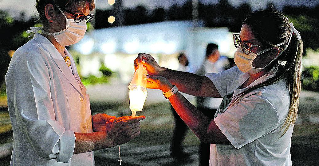 Funcionários do Hospital PUC-Campinas participam do terço luminoso: momento de fé e união (Ricardo Lima/ Correio Popular)