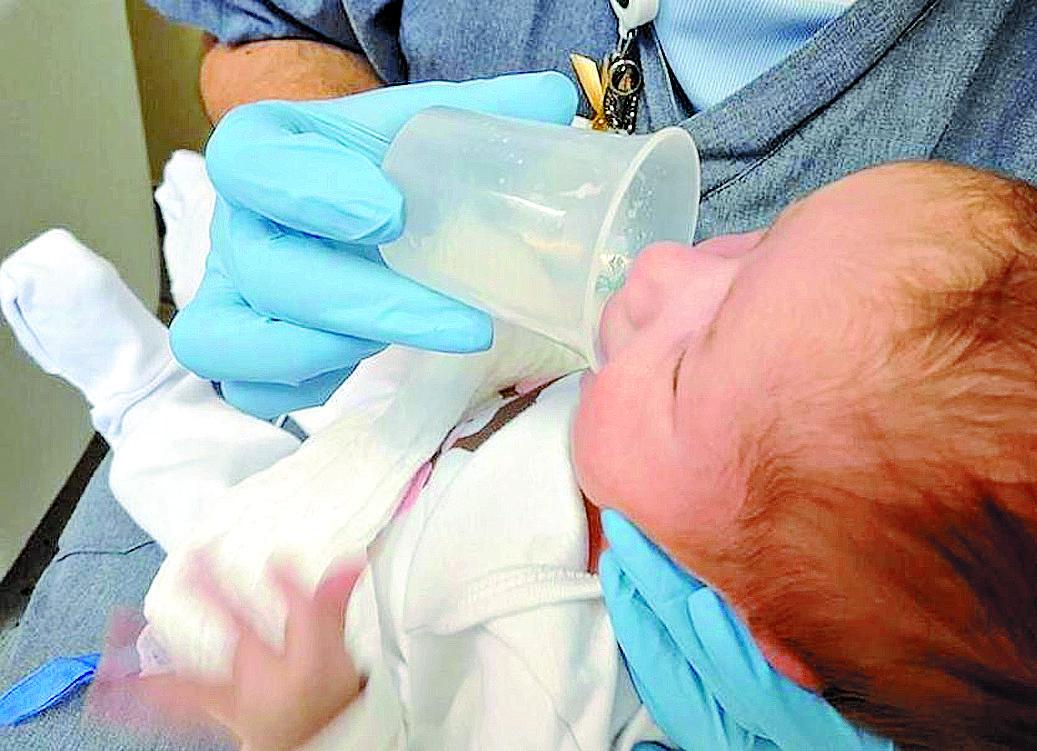 Recém-nascido sendo aliementado com leite materno doado à Maternidade Campinas: hospital precisa ampliar estoque para atender à demanda (Weverson Felipe)