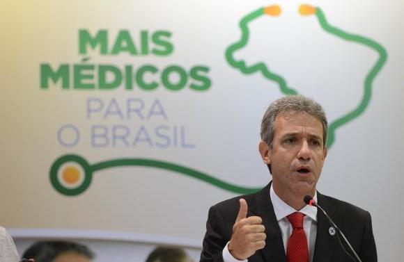 O ministro da Saúde, Arthur Chioro, anuncia reajuste salarial para os cubanos que fazem parte do Mais Médicos (Fabio Rodrigues Pozzebom /Arquivo Agência Brasil)
