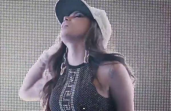 Anitta dan&ccedil;a durante clipe de 'No Meu Talento' ( Reprodução)