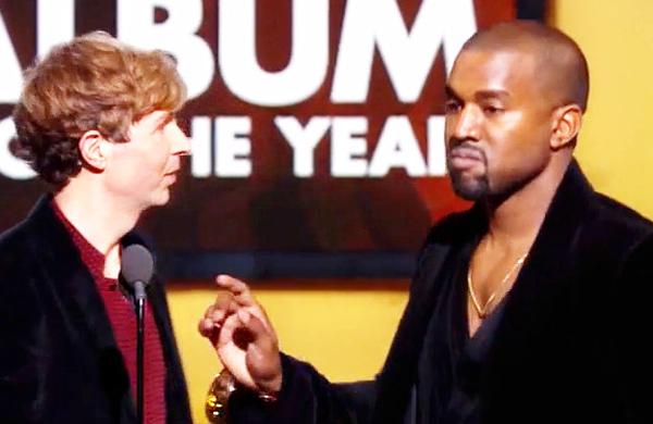 West no momento em que, enfurecido, subiu ao palco, quando Beck ia receber seu pr&ecirc;mio pelo disco &quot;Morning Phase&quot; ( Reprodução)