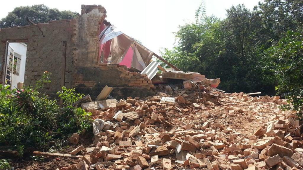 Trator demoliu a casa simples erguida com tijolos centen&aacute;rios ( Divulga&ccedil;&atilde;o)