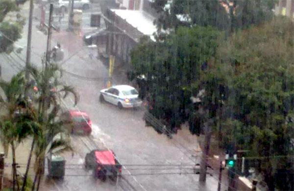 Chuva registrada no alto de pr&eacute;dio no Cambu&iacute; (AAN)