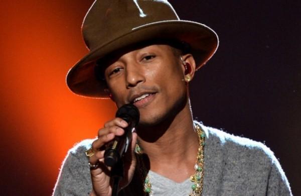 O cantor norte-americano Pharrell Williams estreou como jurado no 'The Voice' na &uacute;ltima temporada e continua este ano ( Divulgação)