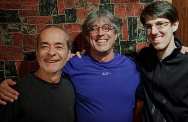 Jo&atilde;o Senise contou com um time de peso para gravar o CD 'Abre Alas - Can&ccedil;&otilde;es de Ivan Lins'; o cantor (&agrave; direita) com Ivan Lins (ao centro) e Peranzzetta, encarregado da cria&ccedil;&atilde;o de arranjos  ( Divulgação)