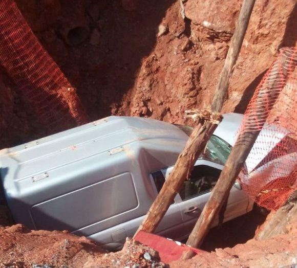Carro cai dentro de buraco feito pelo Saae em Sorocaba (Eloy de Oliveira)