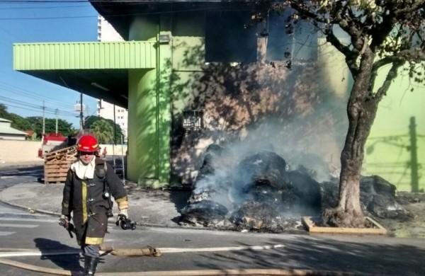 Bombeiro trabalha para controlar inc&ecirc;ndio em Indaiatuba (Alenita Ramirez/ AAN)