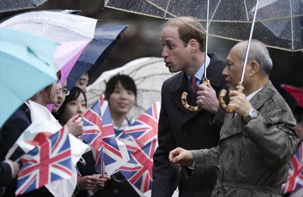Pr&iacute;ncipe William durante passeio nas ruas de T&oacute;quio, no Jap&atilde;o (France Press)