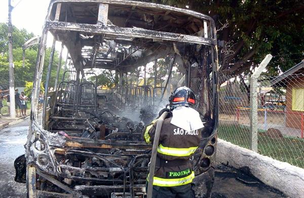 Um inc&ecirc;ndio de causas desconhecidas destruiu um onibus escolar, desta tarde na Vila Castelo Branco, em Campinas (Dorinaldo Oliveira/AAN)