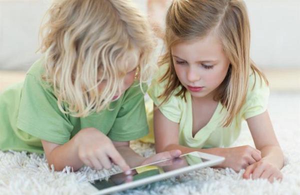 Especialistas sugerem limite diário para utilização de tablets por crianças (AFP)